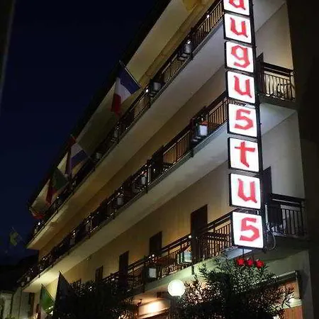 Augustus فندق 3*
